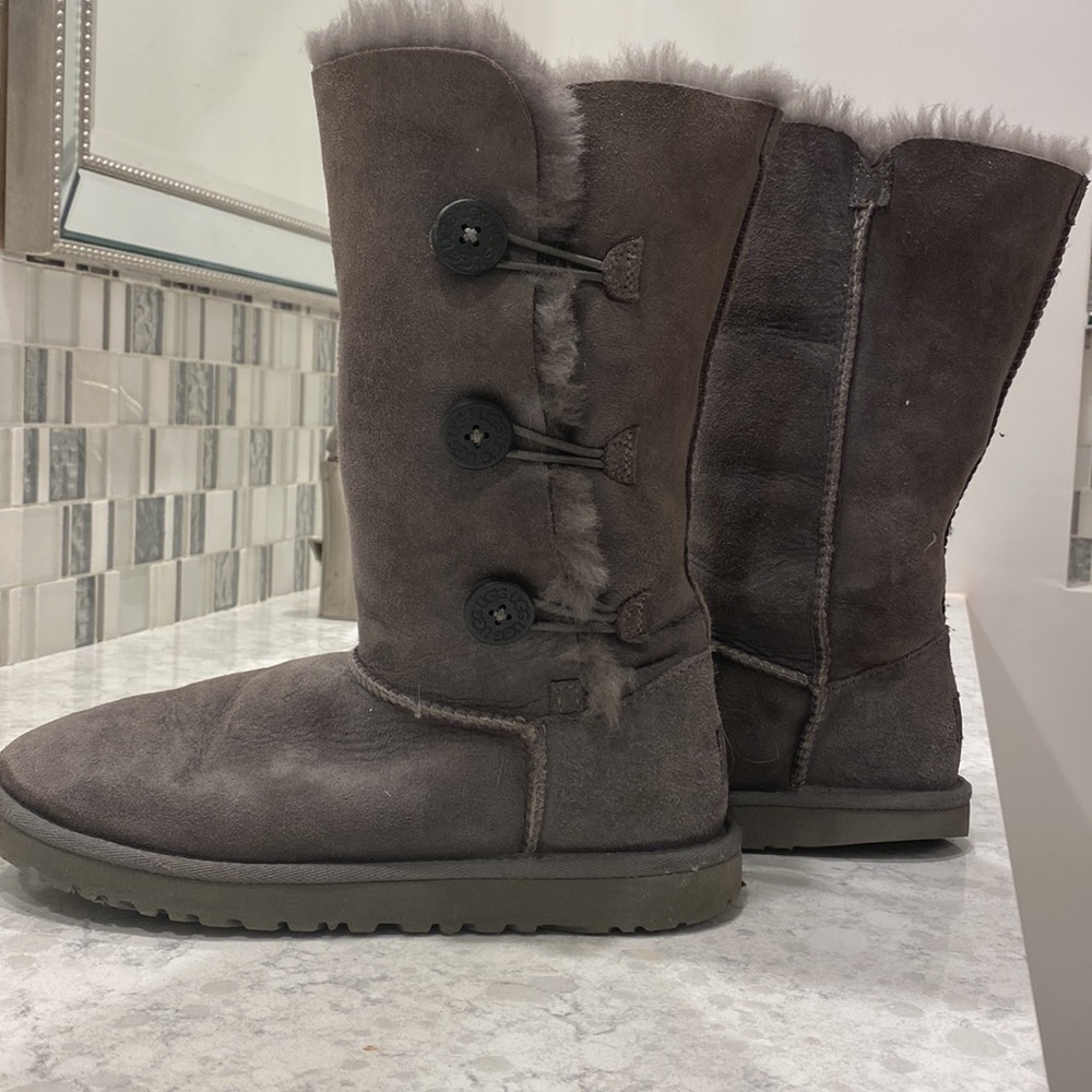 Grey button uggs - Picture 3 of 4